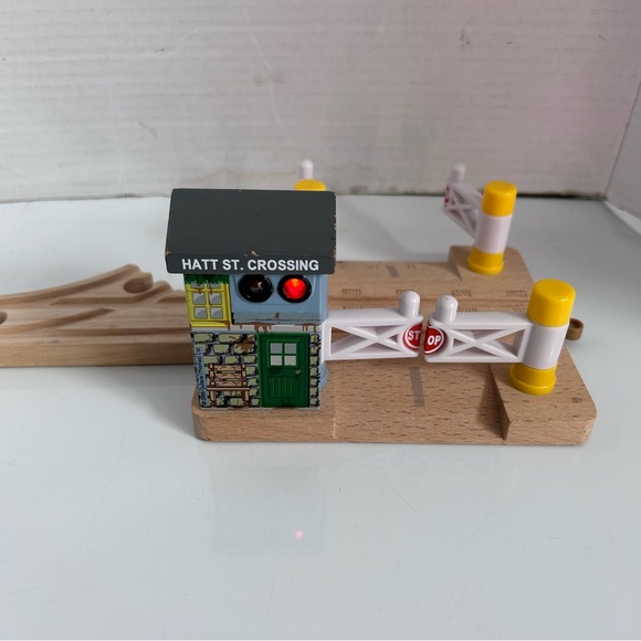 Thomas the train wooden train tracks bridge train station - Picture 4 of 6